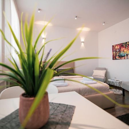 5 Star Central Studio Skopje Bagian luar foto