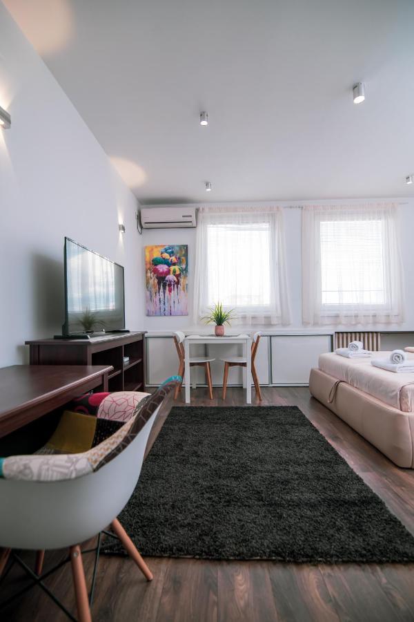 5 Star Central Studio Skopje Bagian luar foto