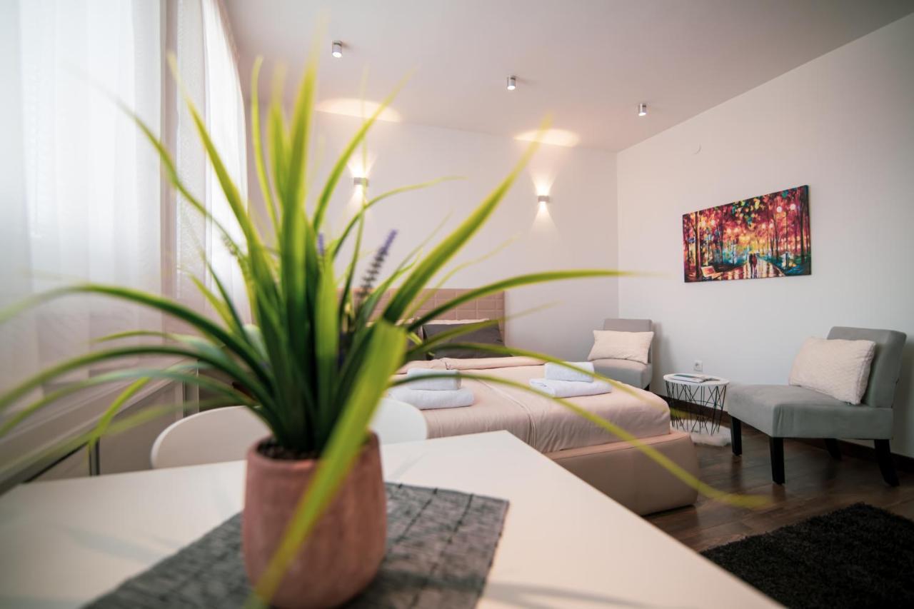 5 Star Central Studio Skopje Bagian luar foto