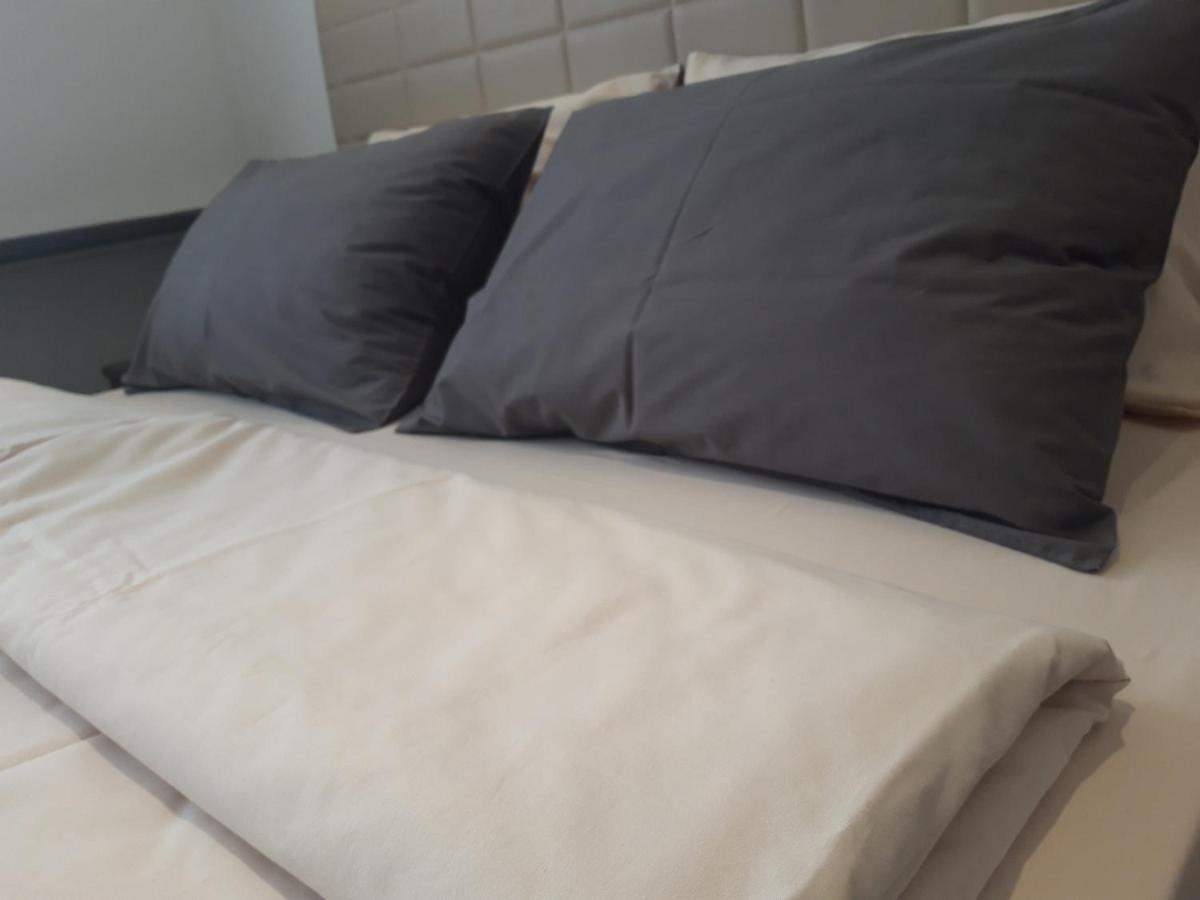 5 Star Central Studio Skopje Bagian luar foto